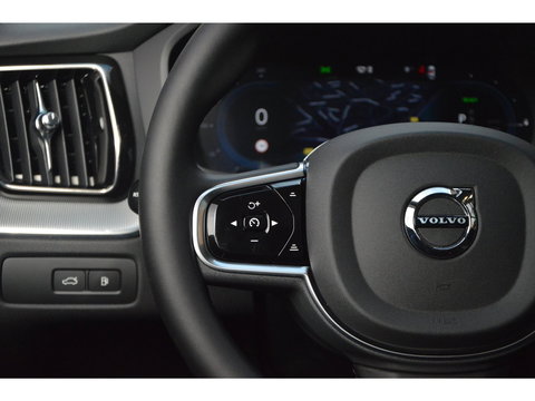 Volvo XC60 T8 Hybride AWD Plus Dark | Head-Up Display | Trekhaak | Harman/Kardon | Panoramadak | Stoel + Stuur Verwarmd |