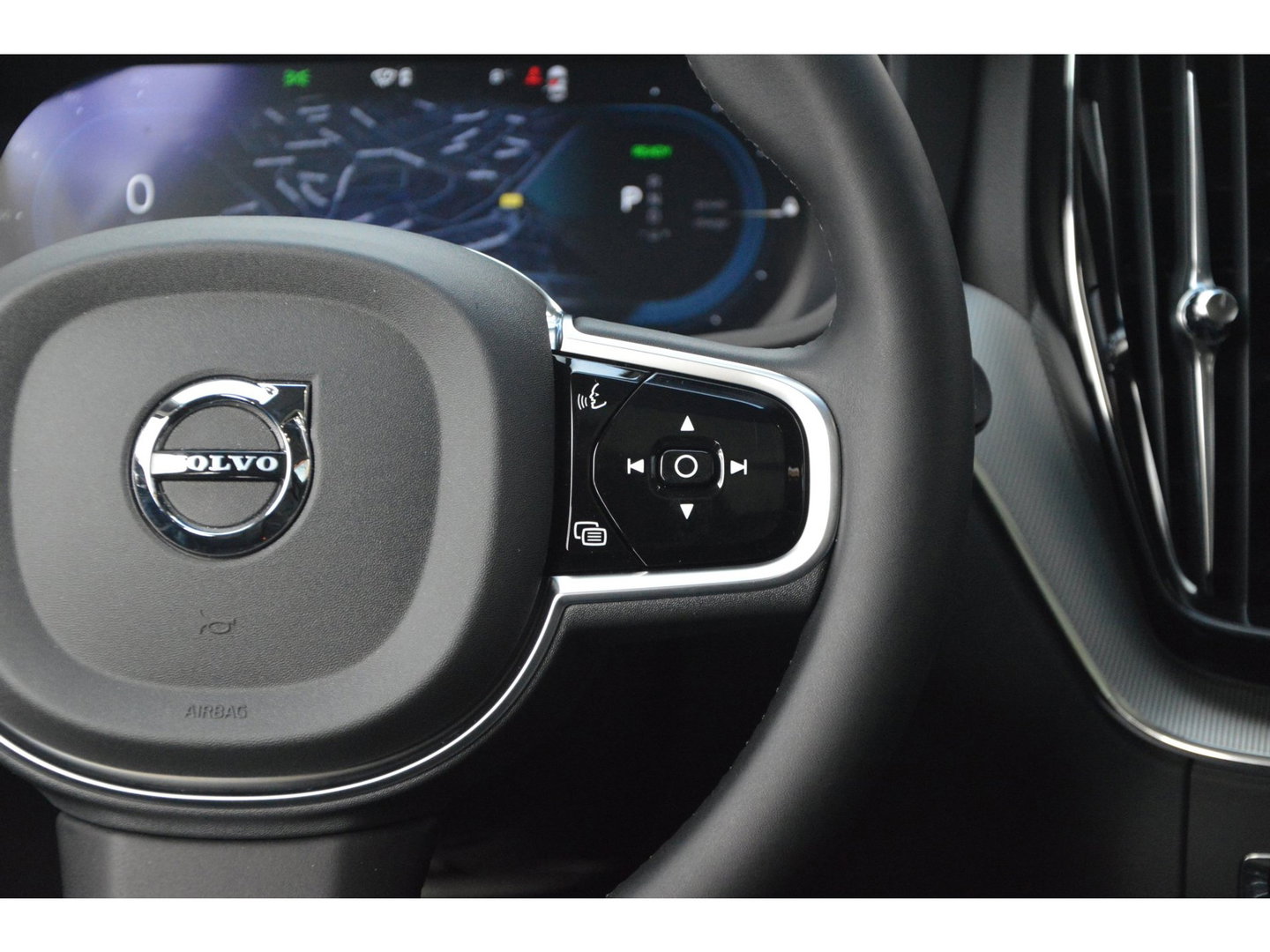 Volvo XC60 T8 Hybride AWD Plus Dark | Head-Up Display | Trekhaak | Harman/Kardon | Panoramadak | Stoel + Stuur Verwarmd |