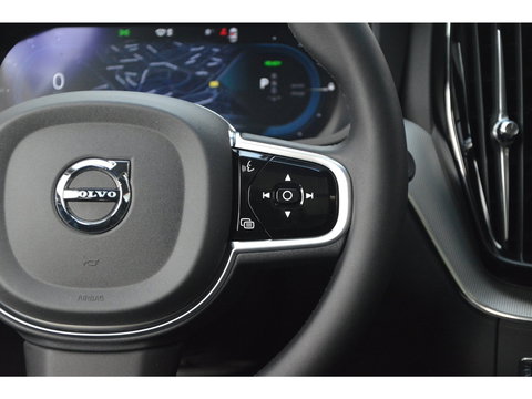 Volvo XC60 T8 Hybride AWD Plus Dark | Head-Up Display | Trekhaak | Harman/Kardon | Panoramadak | Stoel + Stuur Verwarmd |