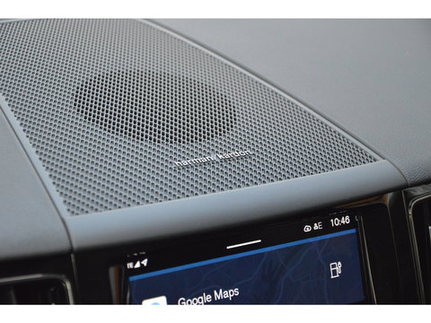 Volvo XC60 T8 Hybride AWD Plus Dark | Head-Up Display | Trekhaak | Harman/Kardon | Panoramadak | Stoel + Stuur Verwarmd |