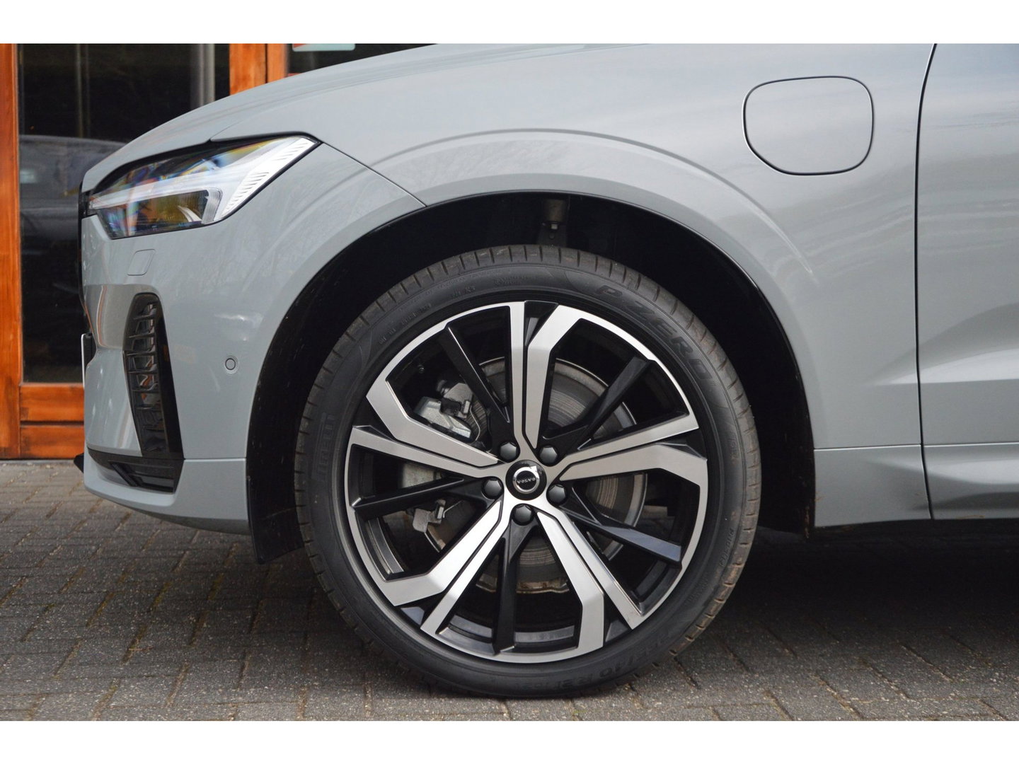 Volvo XC60 T8 Hybride AWD Plus Dark | Head-Up Display | Trekhaak | Harman/Kardon | Panoramadak | Stoel + Stuur Verwarmd |