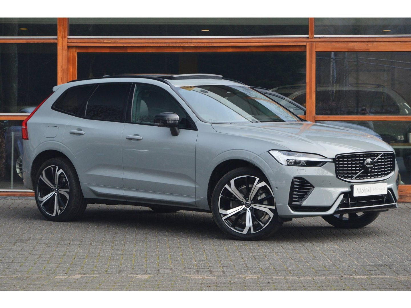 Volvo XC60 T8 Hybride AWD Plus Dark | Head-Up Display | Trekhaak | Harman/Kardon | Panoramadak | Stoel + Stuur Verwarmd |