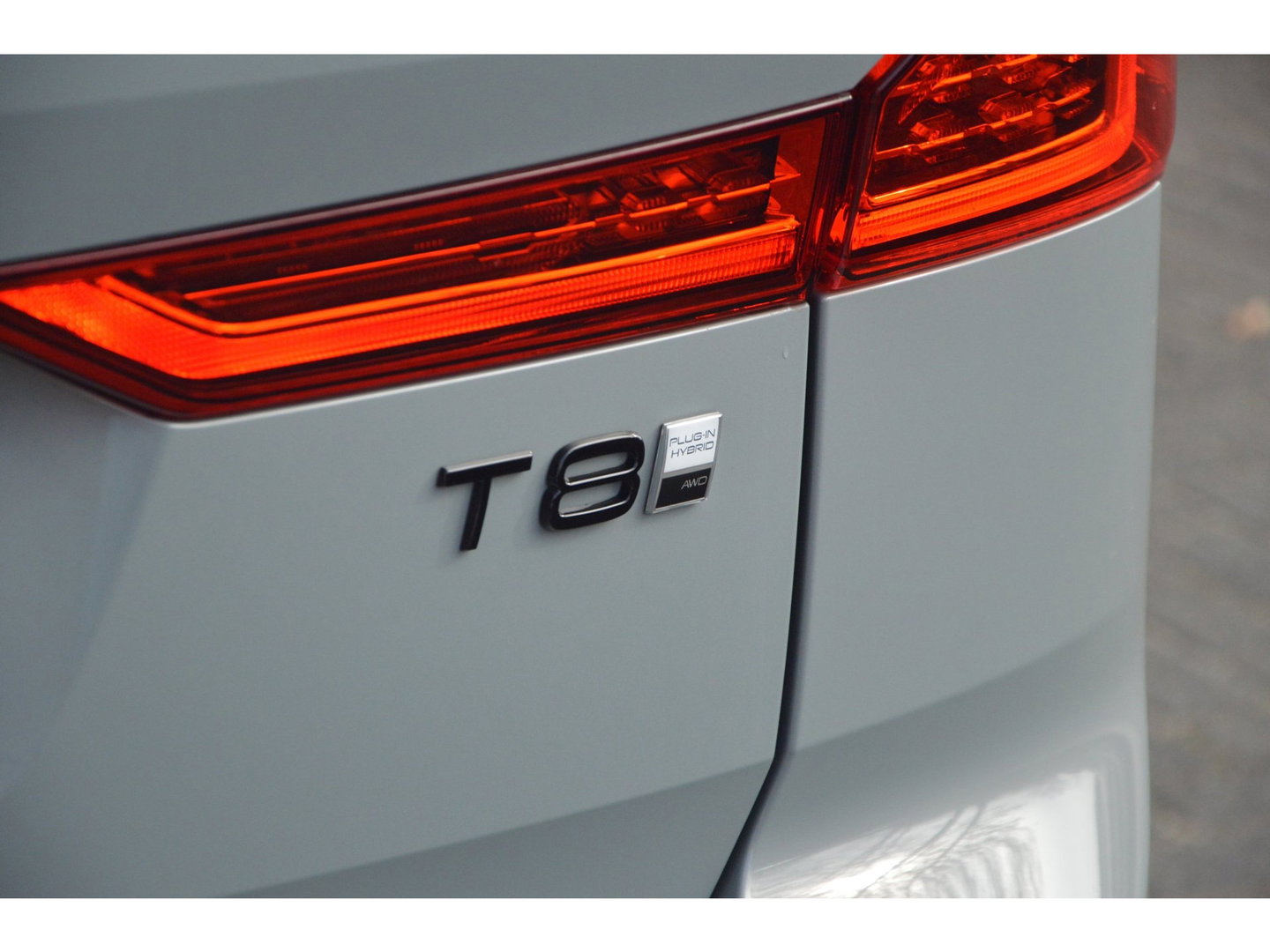 Volvo XC60 T8 Hybride AWD Plus Dark | Head-Up Display | Trekhaak | Harman/Kardon | Panoramadak | Stoel + Stuur Verwarmd |