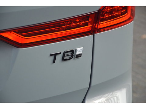 Volvo XC60 T8 Hybride AWD Plus Dark | Head-Up Display | Trekhaak | Harman/Kardon | Panoramadak | Stoel + Stuur Verwarmd |