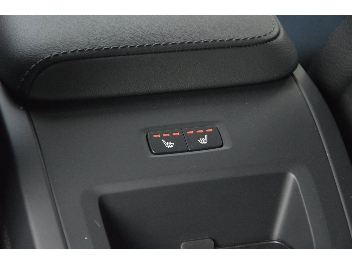 Volvo XC60 T8 Hybride AWD Plus Dark | Head-Up Display | Trekhaak | Harman/Kardon | Panoramadak | Stoel + Stuur Verwarmd |