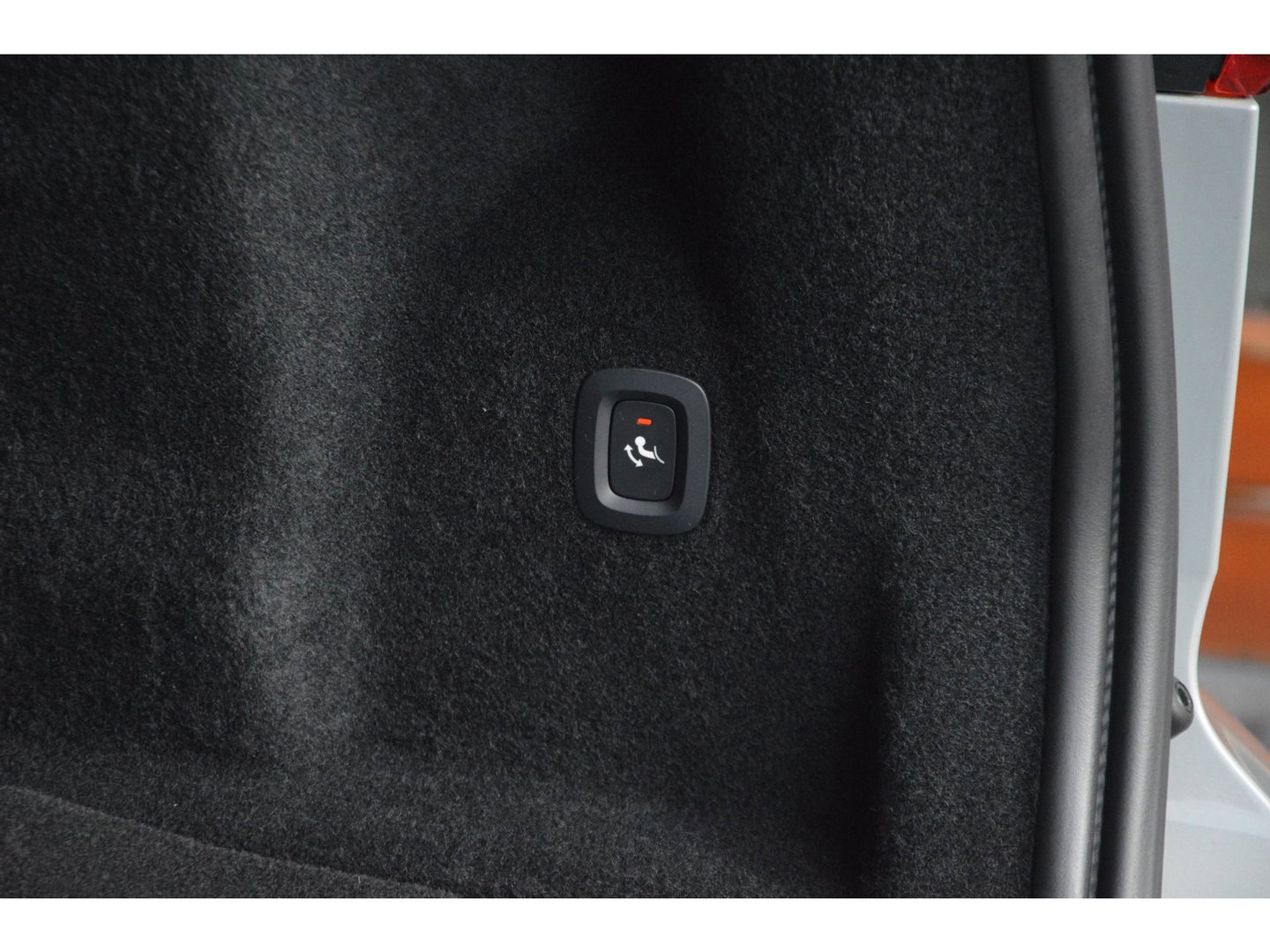 Volvo XC60 T8 Hybride AWD Plus Dark | Head-Up Display | Trekhaak | Harman/Kardon | Panoramadak | Stoel + Stuur Verwarmd |