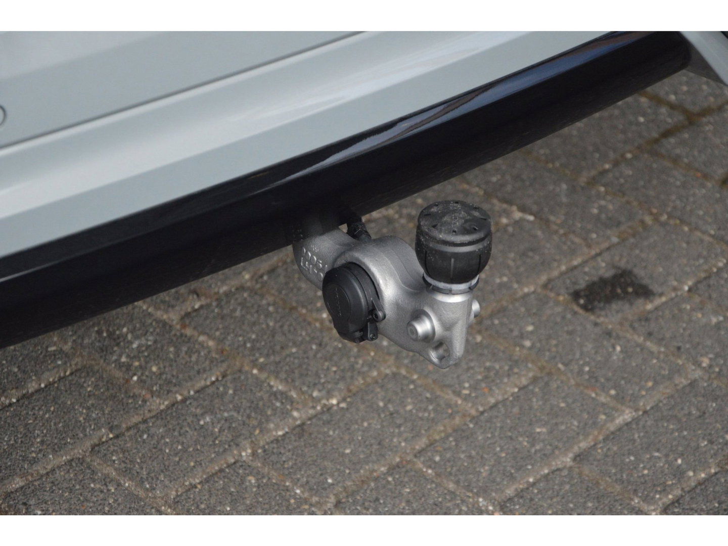 Volvo XC60 T8 Hybride AWD Plus Dark | Head-Up Display | Trekhaak | Harman/Kardon | Panoramadak | Stoel + Stuur Verwarmd |