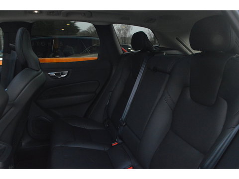 Volvo XC60 T8 Hybride AWD Plus Dark | Head-Up Display | Trekhaak | Harman/Kardon | Panoramadak | Stoel + Stuur Verwarmd |