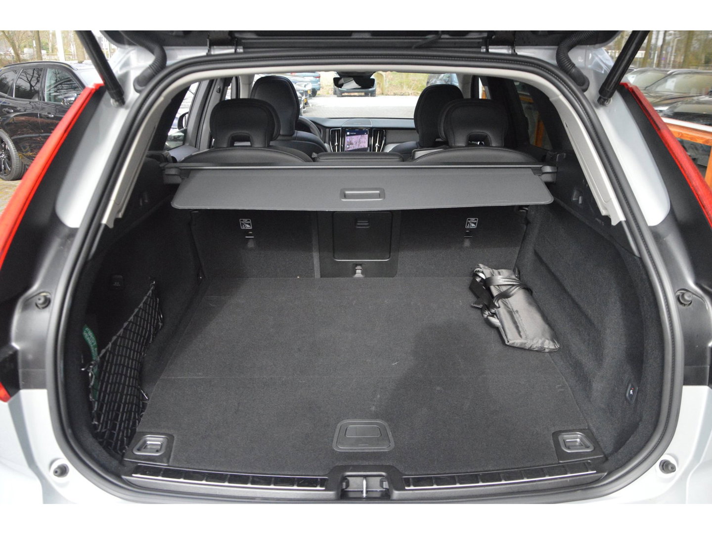 Volvo XC60 T8 Hybride AWD Plus Dark | Head-Up Display | Trekhaak | Harman/Kardon | Panoramadak | Stoel + Stuur Verwarmd |