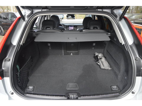 Volvo XC60 T8 Hybride AWD Plus Dark | Head-Up Display | Trekhaak | Harman/Kardon | Panoramadak | Stoel + Stuur Verwarmd |