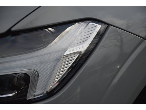 Volvo XC60 T8 Hybride AWD Plus Dark | Head-Up Display | Trekhaak | Harman/Kardon | Panoramadak | Stoel + Stuur Verwarmd |