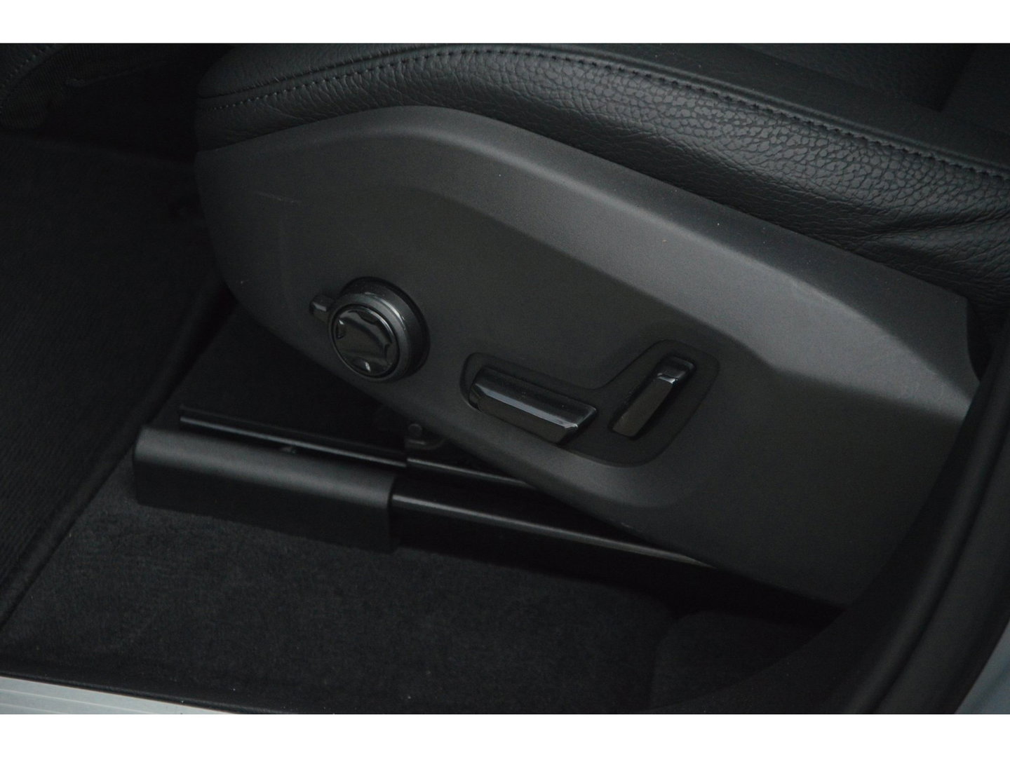 Volvo XC60 T8 Hybride AWD Plus Dark | Head-Up Display | Trekhaak | Harman/Kardon | Panoramadak | Stoel + Stuur Verwarmd |