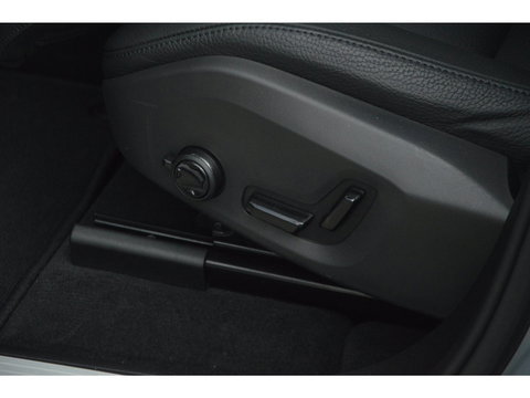 Volvo XC60 T8 Hybride AWD Plus Dark | Head-Up Display | Trekhaak | Harman/Kardon | Panoramadak | Stoel + Stuur Verwarmd |