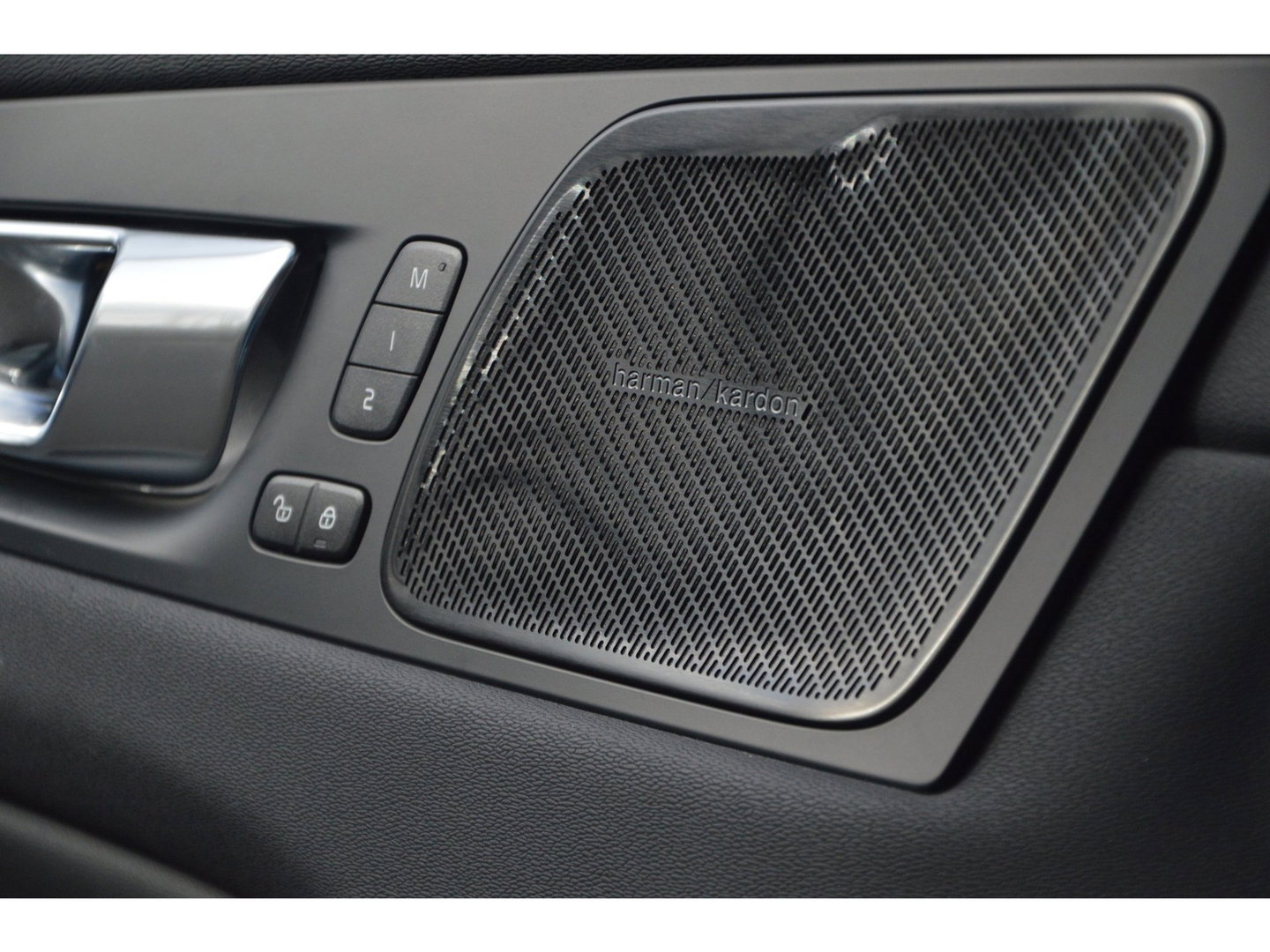 Volvo XC60 T8 Hybride AWD Plus Dark | Head-Up Display | Trekhaak | Harman/Kardon | Panoramadak | Stoel + Stuur Verwarmd |