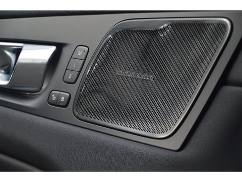 Volvo XC60 T8 Hybride AWD Plus Dark | Head-Up Display | Trekhaak | Harman/Kardon | Panoramadak | Stoel + Stuur Verwarmd |