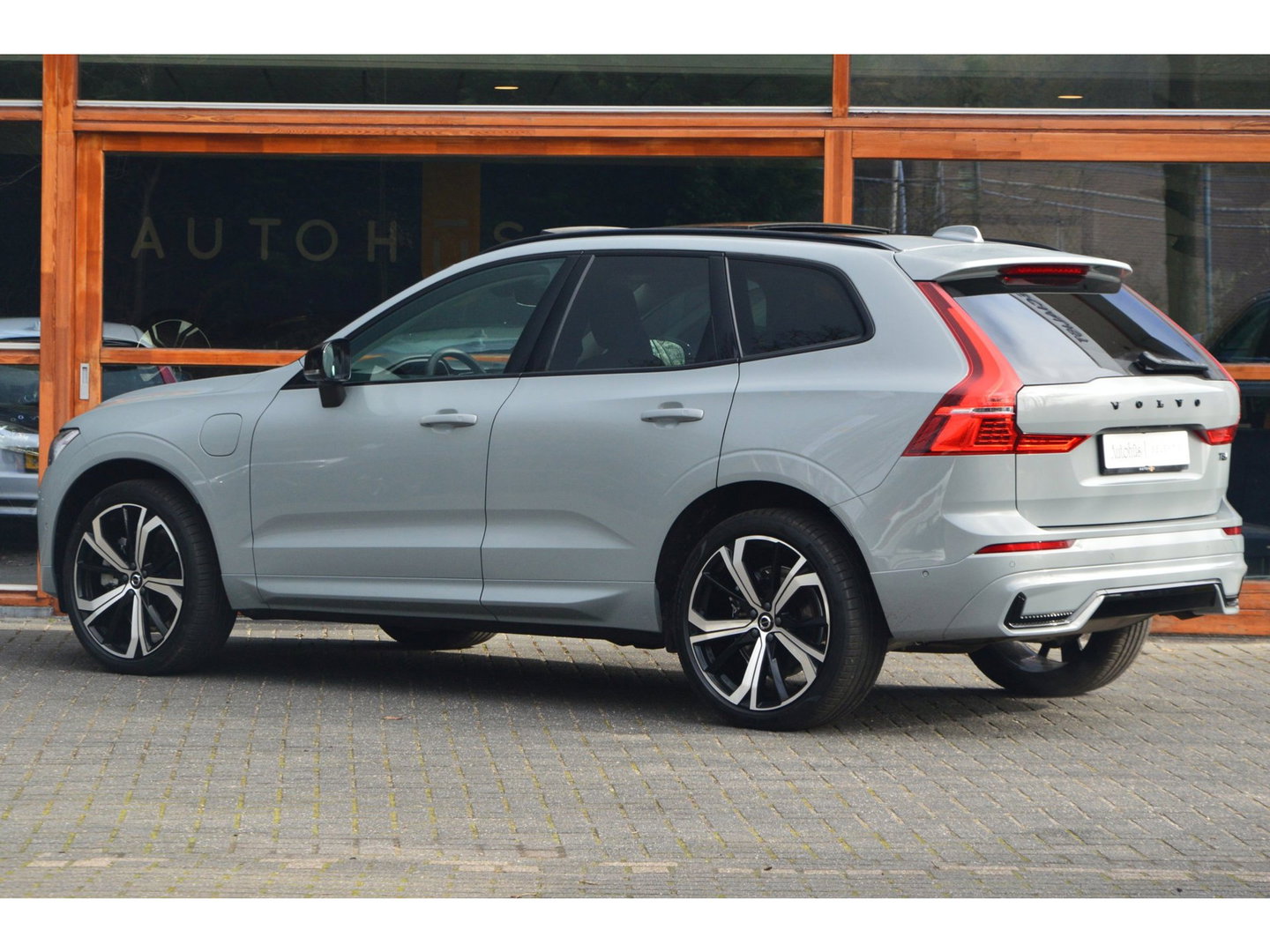 Volvo XC60 T8 Hybride AWD Plus Dark | Head-Up Display | Trekhaak | Harman/Kardon | Panoramadak | Stoel + Stuur Verwarmd |
