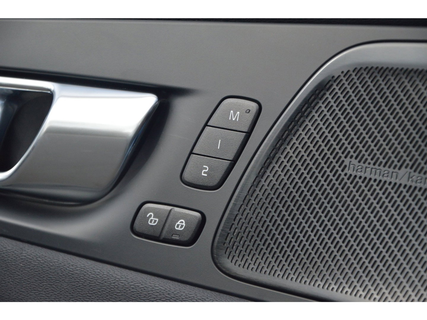 Volvo XC60 T8 Hybride AWD Plus Dark | Head-Up Display | Trekhaak | Harman/Kardon | Panoramadak | Stoel + Stuur Verwarmd |