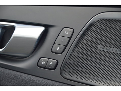 Volvo XC60 T8 Hybride AWD Plus Dark | Head-Up Display | Trekhaak | Harman/Kardon | Panoramadak | Stoel + Stuur Verwarmd |