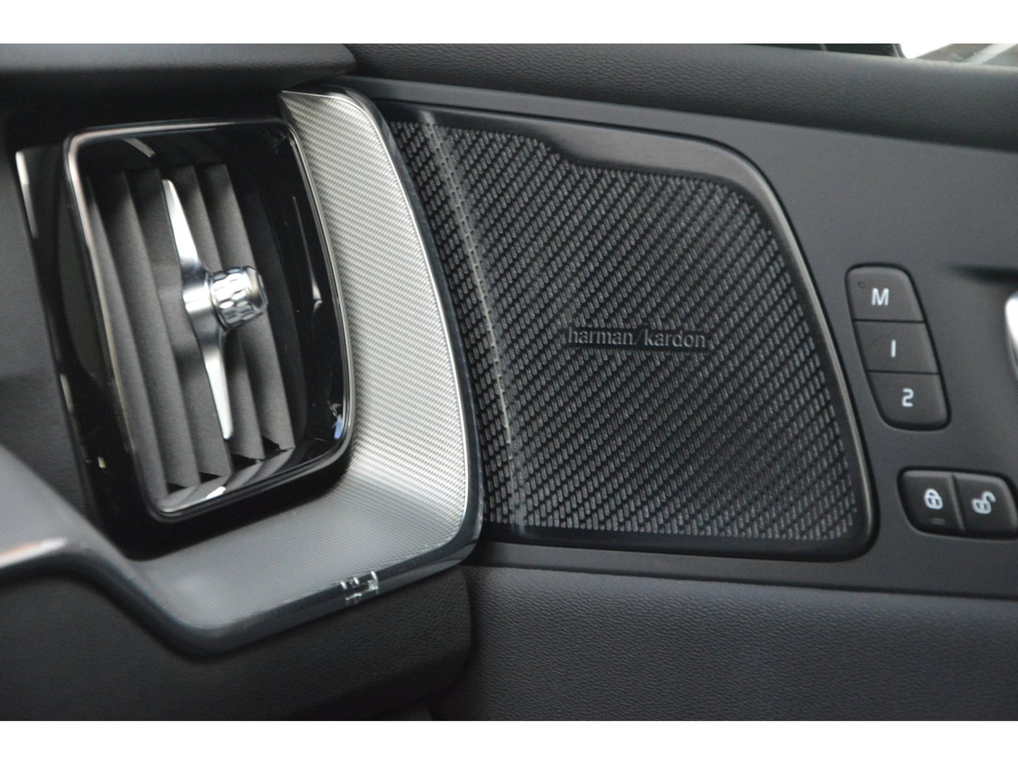 Volvo XC60 T8 Hybride AWD Plus Dark | Head-Up Display | Trekhaak | Harman/Kardon | Panoramadak | Stoel + Stuur Verwarmd |