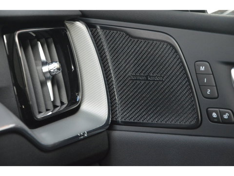 Volvo XC60 T8 Hybride AWD Plus Dark | Head-Up Display | Trekhaak | Harman/Kardon | Panoramadak | Stoel + Stuur Verwarmd |