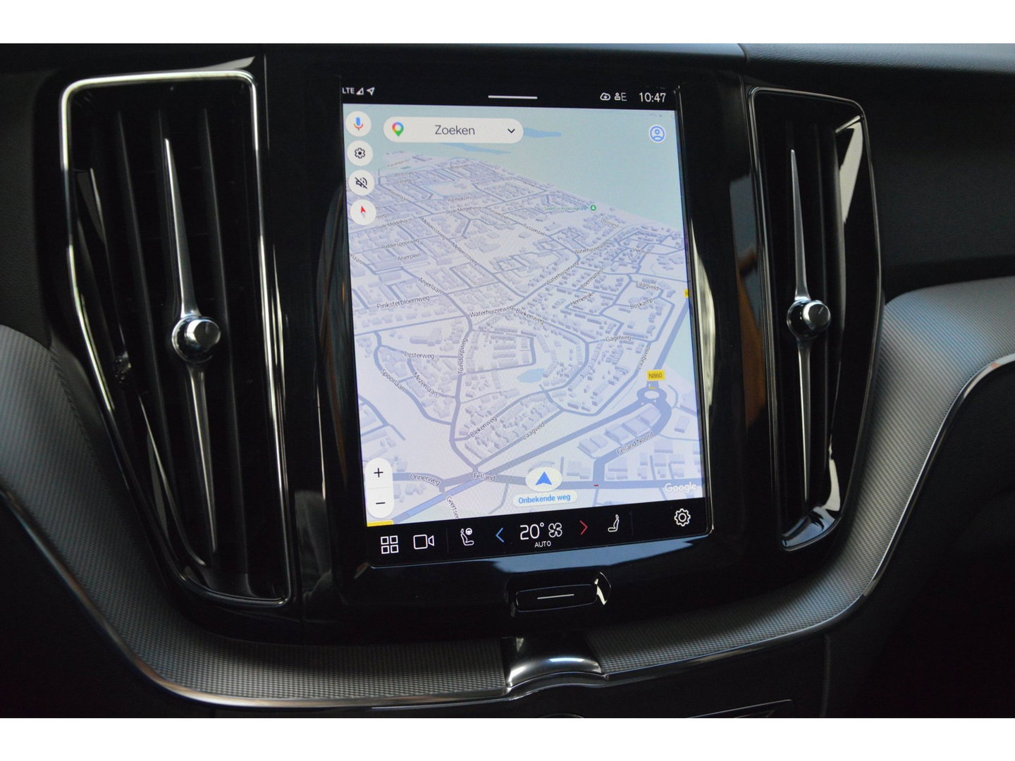 Volvo XC60 T8 Hybride AWD Plus Dark | Head-Up Display | Trekhaak | Harman/Kardon | Panoramadak | Stoel + Stuur Verwarmd |