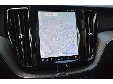 Volvo XC60 T8 Hybride AWD Plus Dark | Head-Up Display | Trekhaak | Harman/Kardon | Panoramadak | Stoel + Stuur Verwarmd |