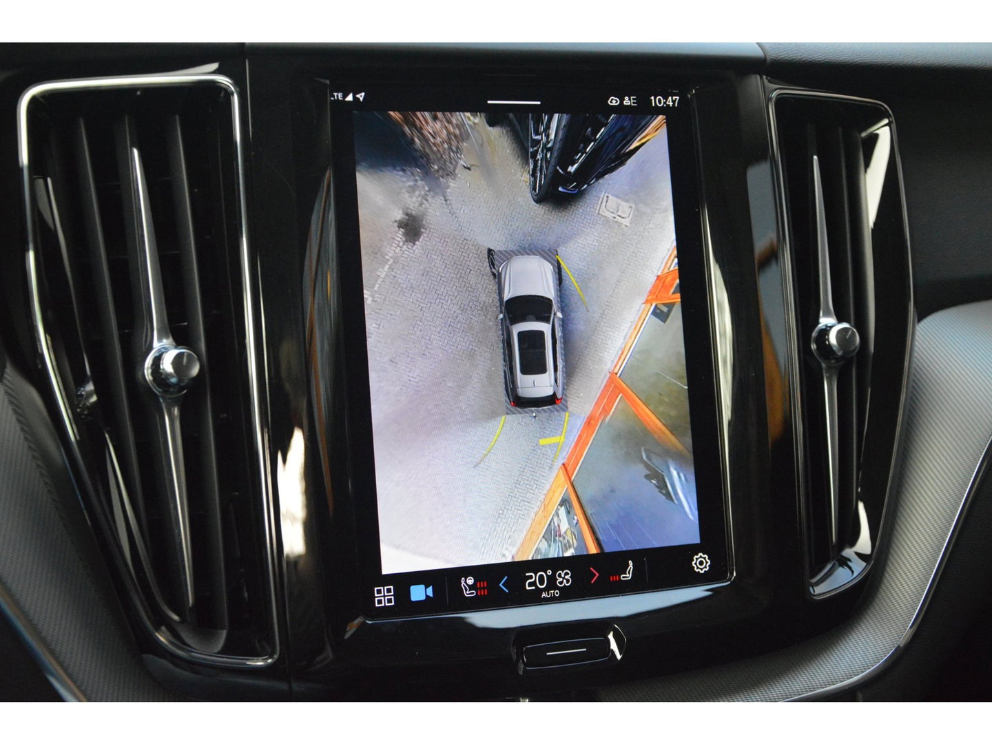 Volvo XC60 T8 Hybride AWD Plus Dark | Head-Up Display | Trekhaak | Harman/Kardon | Panoramadak | Stoel + Stuur Verwarmd |