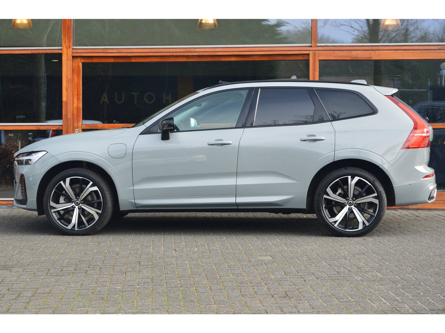 Volvo XC60 T8 Hybride AWD Plus Dark | Head-Up Display | Trekhaak | Harman/Kardon | Panoramadak | Stoel + Stuur Verwarmd |