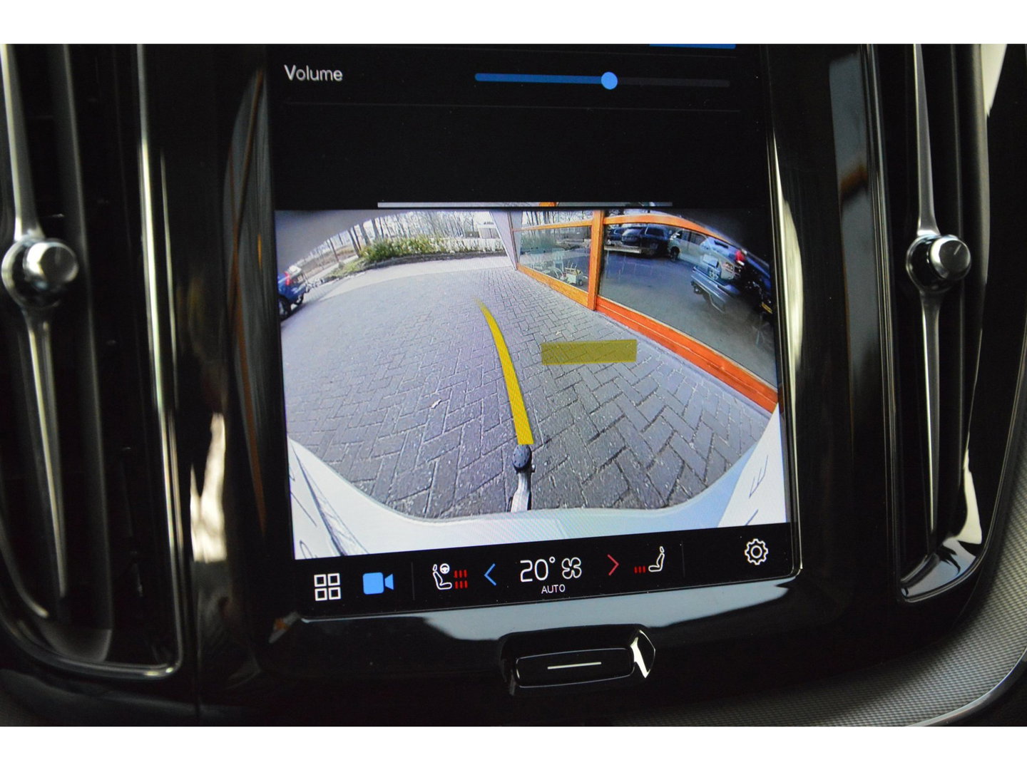 Volvo XC60 T8 Hybride AWD Plus Dark | Head-Up Display | Trekhaak | Harman/Kardon | Panoramadak | Stoel + Stuur Verwarmd |