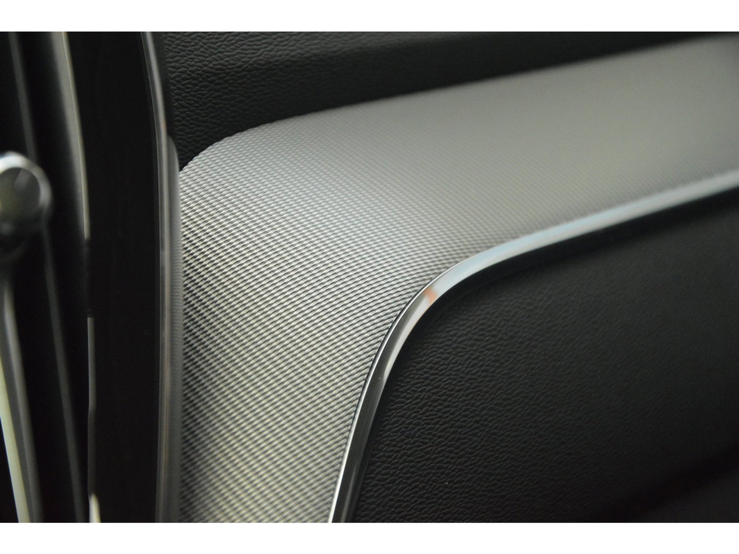 Volvo XC60 T8 Hybride AWD Plus Dark | Head-Up Display | Trekhaak | Harman/Kardon | Panoramadak | Stoel + Stuur Verwarmd |