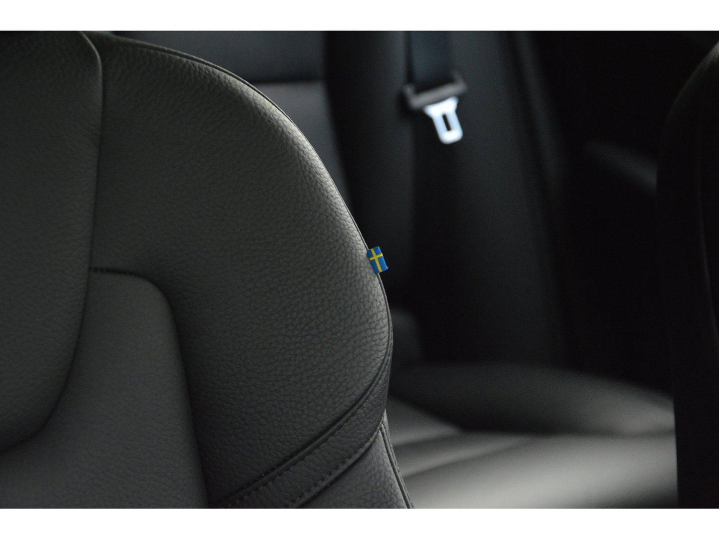 Volvo XC60 T8 Hybride AWD Plus Dark | Head-Up Display | Trekhaak | Harman/Kardon | Panoramadak | Stoel + Stuur Verwarmd |