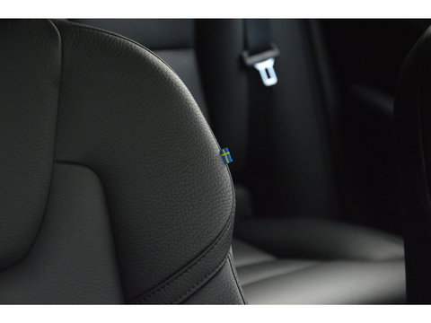 Volvo XC60 T8 Hybride AWD Plus Dark | Head-Up Display | Trekhaak | Harman/Kardon | Panoramadak | Stoel + Stuur Verwarmd |