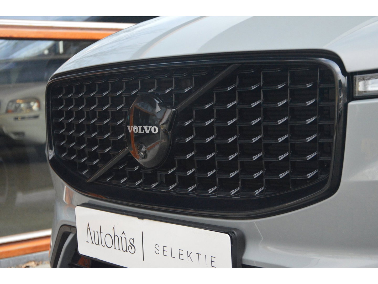 Volvo XC60 T8 Hybride AWD Plus Dark | Head-Up Display | Trekhaak | Harman/Kardon | Panoramadak | Stoel + Stuur Verwarmd |