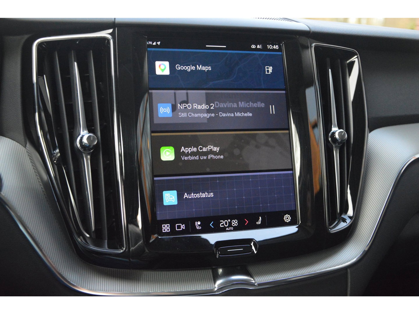 Volvo XC60 T8 Hybride AWD Plus Dark | Head-Up Display | Trekhaak | Harman/Kardon | Panoramadak | Stoel + Stuur Verwarmd |