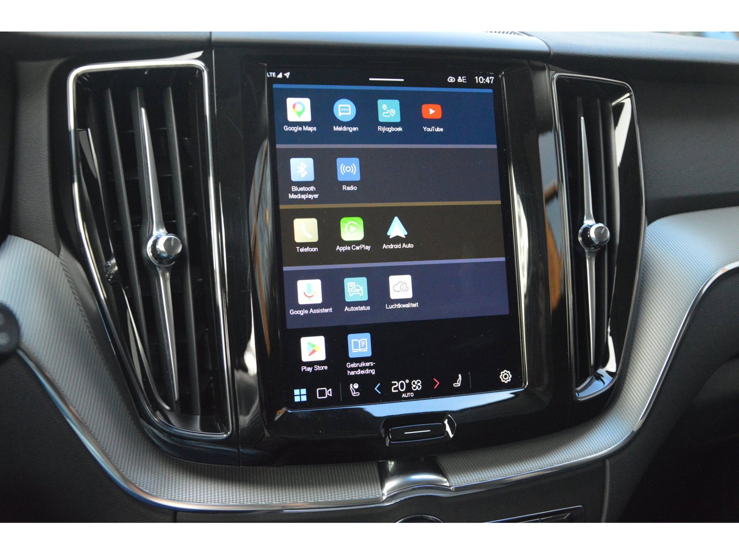 Volvo XC60 T8 Hybride AWD Plus Dark | Head-Up Display | Trekhaak | Harman/Kardon | Panoramadak | Stoel + Stuur Verwarmd |