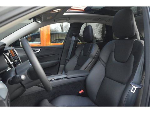 Volvo XC60 T8 Hybride AWD Plus Dark | Head-Up Display | Trekhaak | Harman/Kardon | Panoramadak | Stoel + Stuur Verwarmd |
