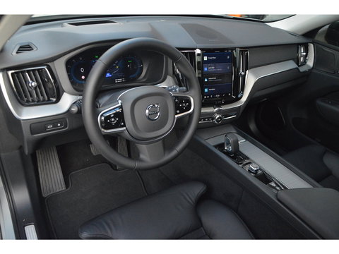Volvo XC60 T8 Hybride AWD Plus Dark | Head-Up Display | Trekhaak | Harman/Kardon | Panoramadak | Stoel + Stuur Verwarmd |