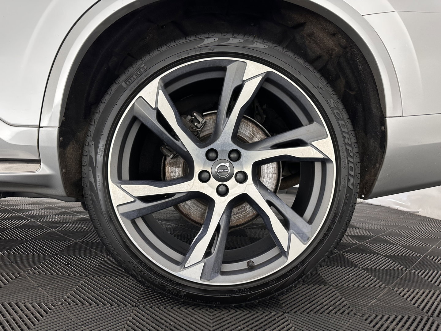 Volvo XC90 2.0 B5 AWD Inscription R-Design Intro Edition [7-Pers.] Aut. *PANO | LEATHER-ALCANTARA | FULL-LED | MEMORY-PACK | BOWERS&WILKINS | BLINDSPOT | KEYLESS | DIGI-COCKPIT | NAVI-FULLMAP | PRIVACYGLASS | HEATED-SPORTSEATS | TOWBAR | 20''ALU*