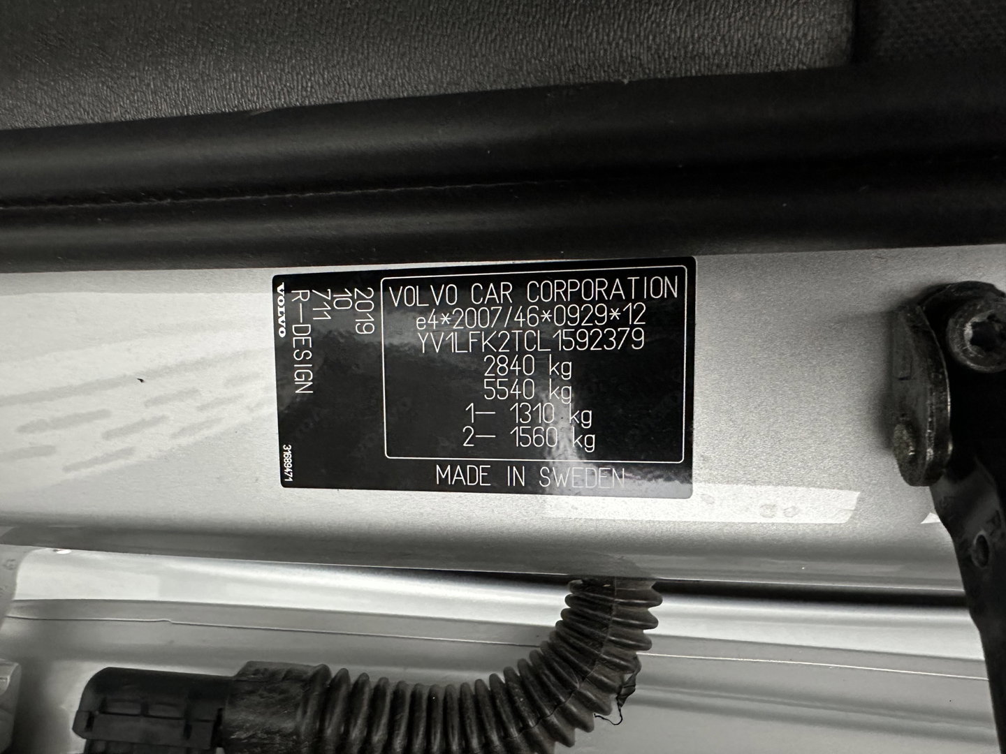 Volvo XC90 2.0 B5 AWD Inscription R-Design Intro Edition [7-Pers.] Aut. *PANO | LEATHER-ALCANTARA | FULL-LED | MEMORY-PACK | BOWERS&WILKINS | BLINDSPOT | KEYLESS | DIGI-COCKPIT | NAVI-FULLMAP | PRIVACYGLASS | HEATED-SPORTSEATS | TOWBAR | 20''ALU*