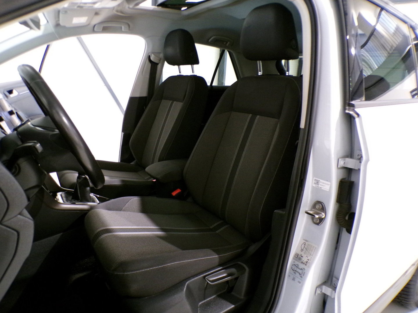 Volkswagen T-Roc 1.0 TSI Style "Origineel NL!" Schuifdak Full-LED Virtual Trekhaak Black-Edition Parkeersensoren Apple-Carplay DAB