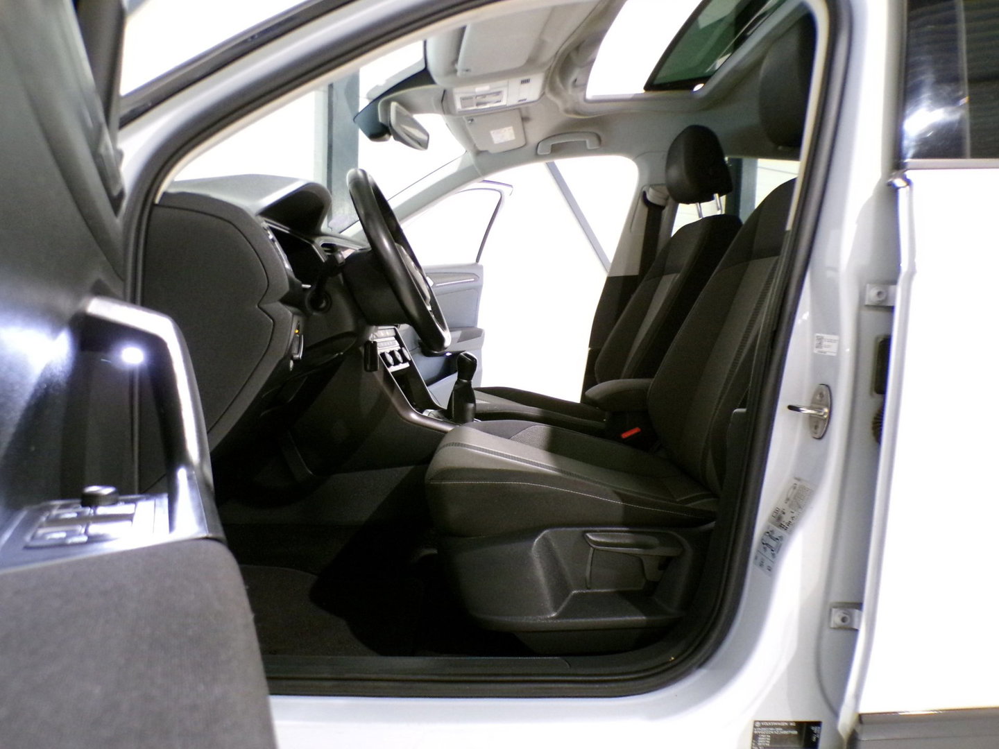 Volkswagen T-Roc 1.0 TSI Style "Origineel NL!" Schuifdak Full-LED Virtual Trekhaak Black-Edition Parkeersensoren Apple-Carplay DAB