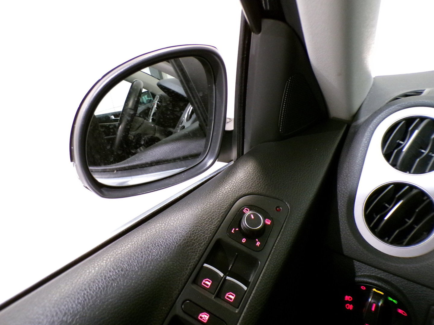 Volkswagen Tiguan 1.4 TSI 150PK R-Line Edition "Automaat" Apple-carplay Trekhaak Stoelverwarming Parkeersensoren Navigatie Keyless