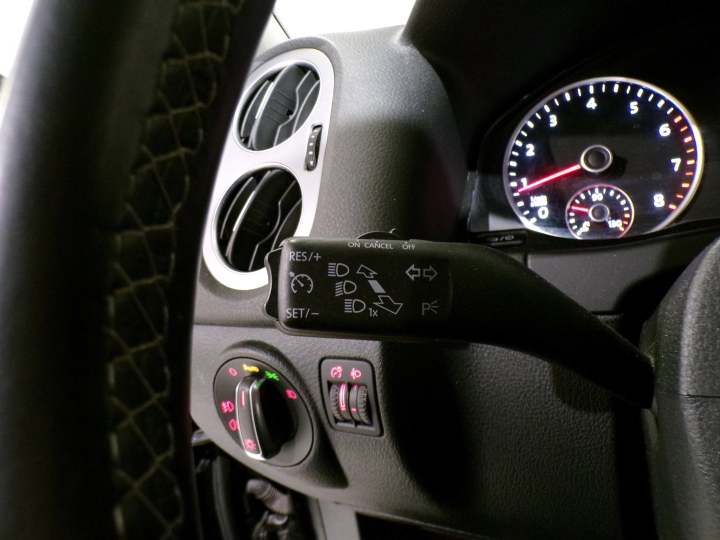 Volkswagen Tiguan 1.4 TSI 150PK R-Line Edition "Automaat" Apple-carplay Trekhaak Stoelverwarming Parkeersensoren Navigatie Keyless