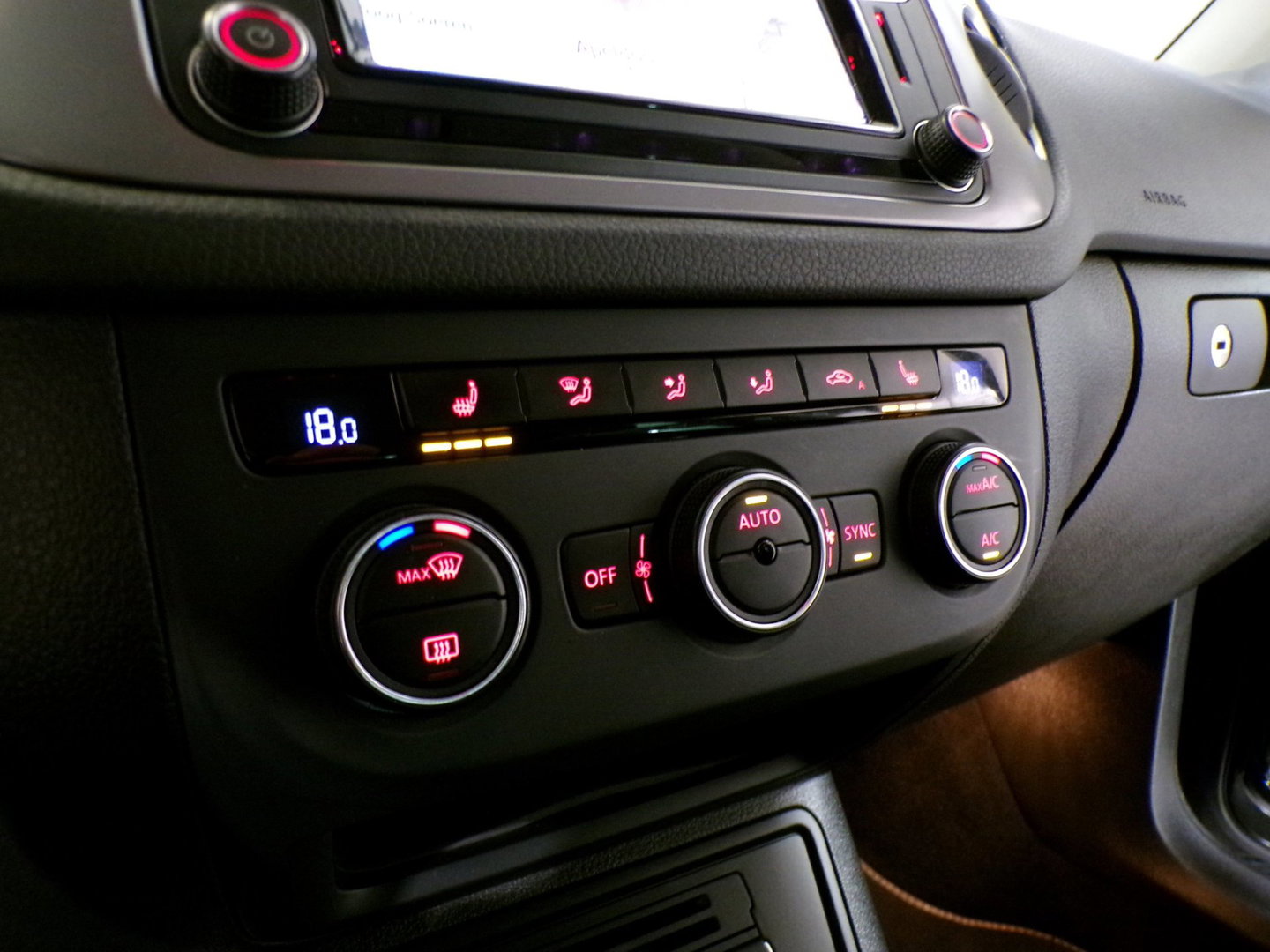 Volkswagen Tiguan 1.4 TSI 150PK R-Line Edition "Automaat" Apple-carplay Trekhaak Stoelverwarming Parkeersensoren Navigatie Keyless