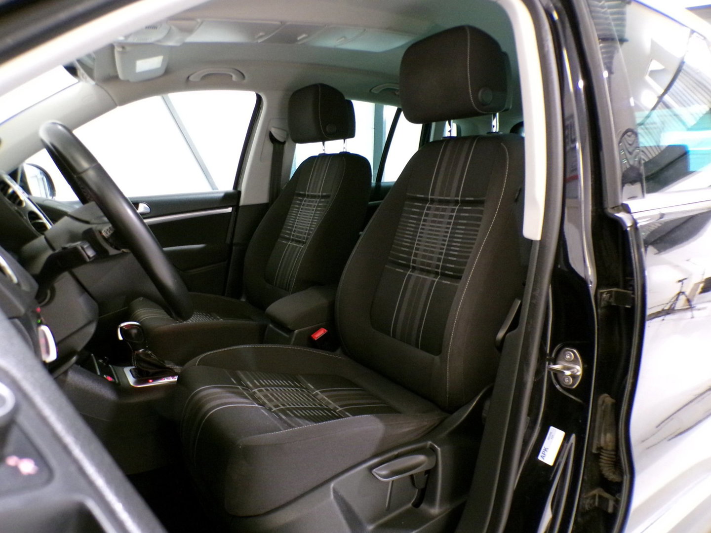 Volkswagen Tiguan 1.4 TSI 150PK R-Line Edition "Automaat" Apple-carplay Trekhaak Stoelverwarming Parkeersensoren Navigatie Keyless