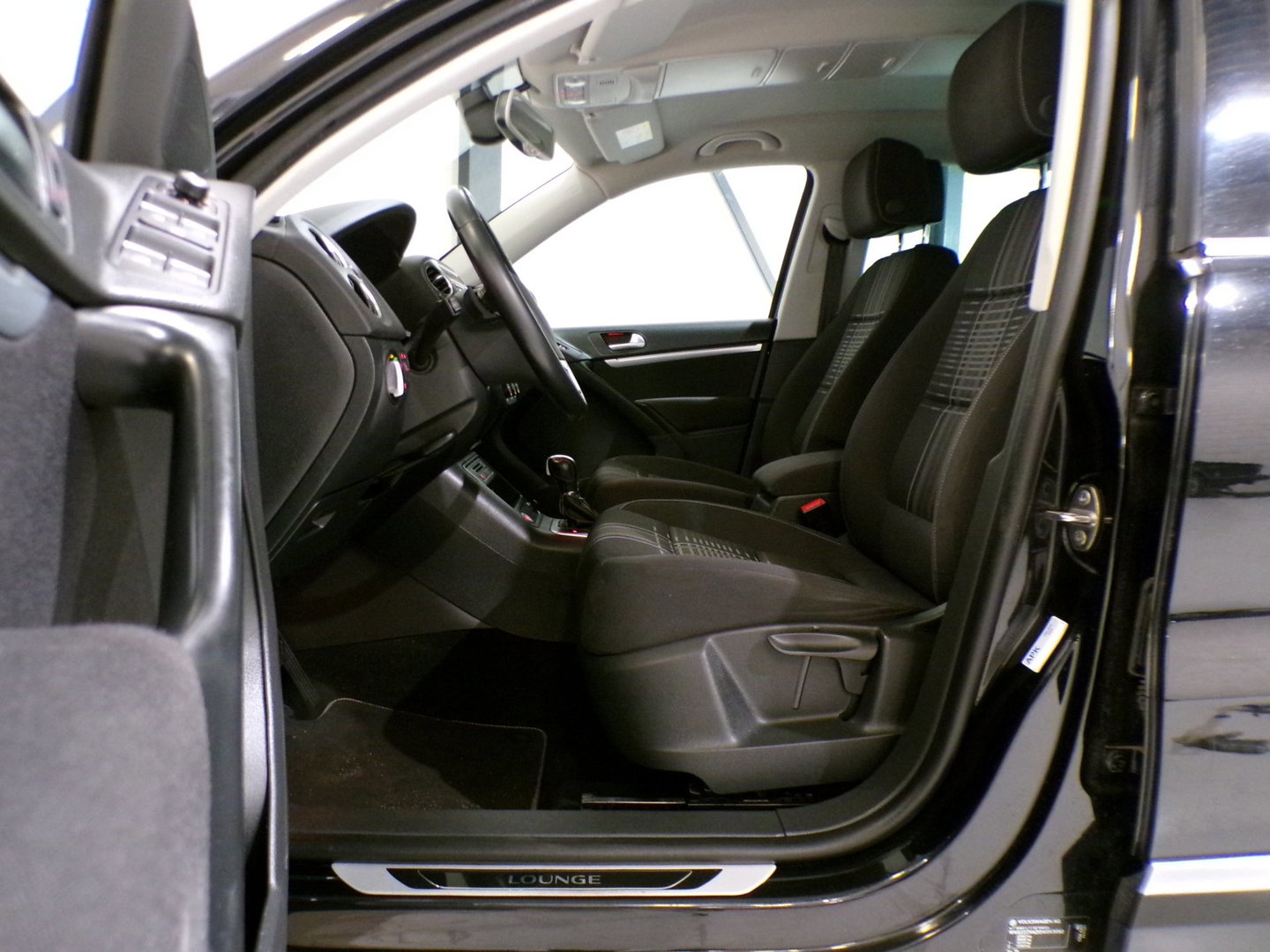 Volkswagen Tiguan 1.4 TSI 150PK R-Line Edition "Automaat" Apple-carplay Trekhaak Stoelverwarming Parkeersensoren Navigatie Keyless