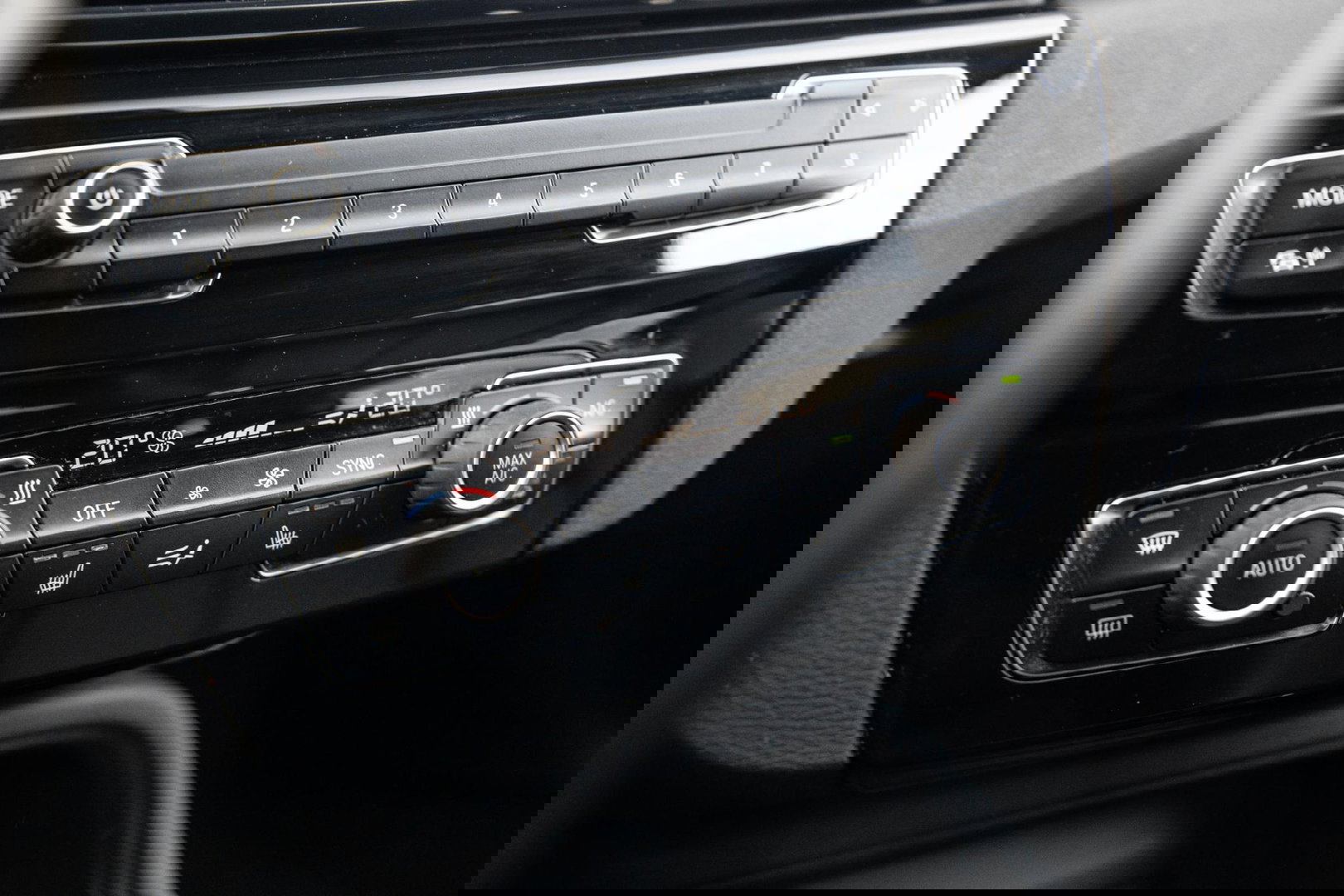 BMW X1 xDrive25e Executive CAMERA / CARPLAY / HEAD UP DISPLAY / LEDER / LED / CRUISE CONTROLE / STOELVERWARMING