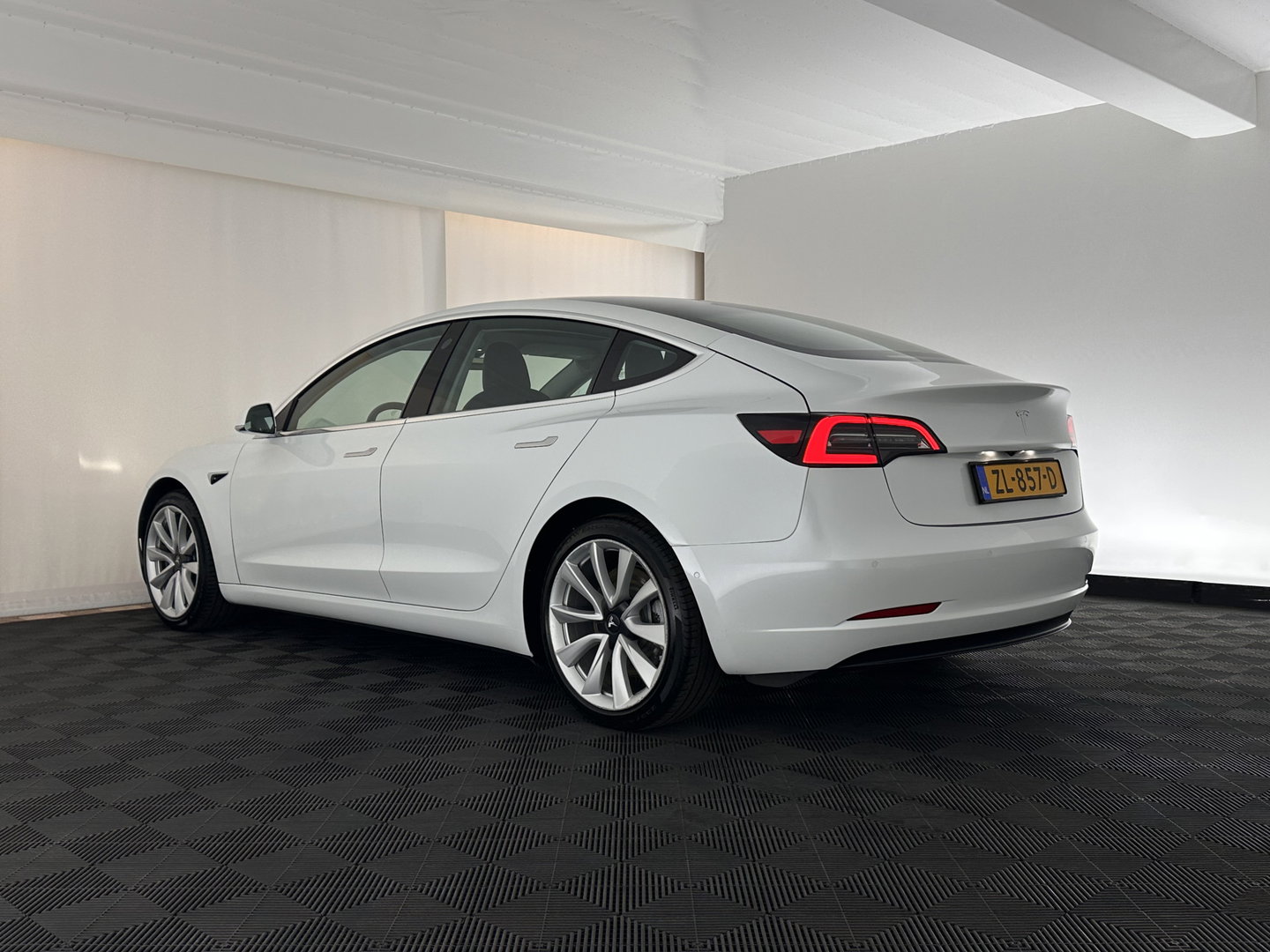 Tesla Model 3 Long Range AWD 75 kWh [ 3-Fase ] (INCL-BTW) Aut. *PANO | AUTOPILOT | LEATHER | KEYLESS | FULL-LED | MEMORY-PACK | TOPVIEW | DAB | CARPLAY | DIGI-COCKPIT | LANE-ASSIST | COMFORTSEATS | 19"ALU*