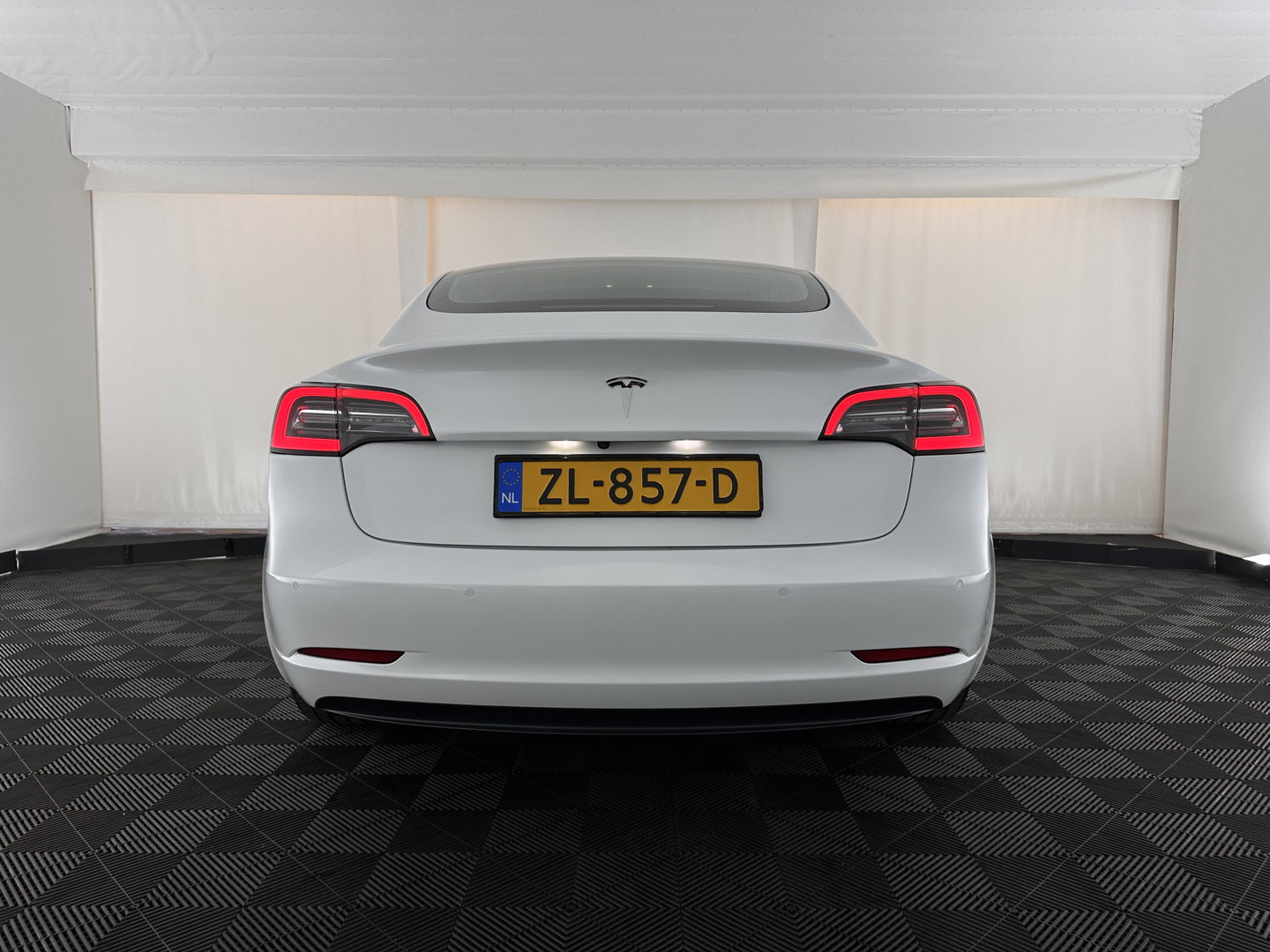 Tesla Model 3 Long Range AWD 75 kWh [ 3-Fase ] (INCL-BTW) Aut. *PANO | AUTOPILOT | LEATHER | KEYLESS | FULL-LED | MEMORY-PACK | TOPVIEW | DAB | CARPLAY | DIGI-COCKPIT | LANE-ASSIST | COMFORTSEATS | 19"ALU*