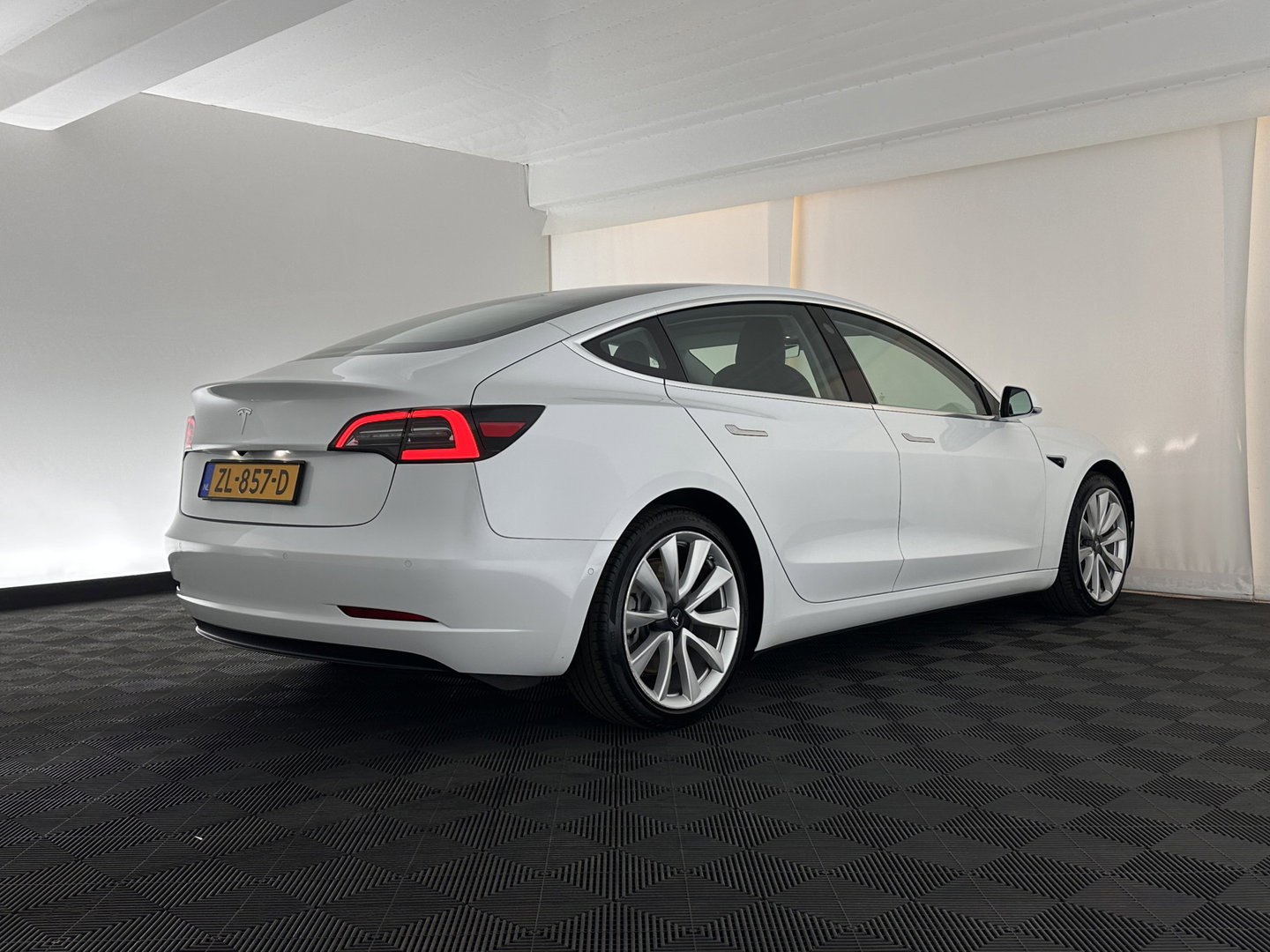 Tesla Model 3 Long Range AWD 75 kWh [ 3-Fase ] (INCL-BTW) Aut. *PANO | AUTOPILOT | LEATHER | KEYLESS | FULL-LED | MEMORY-PACK | TOPVIEW | DAB | CARPLAY | DIGI-COCKPIT | LANE-ASSIST | COMFORTSEATS | 19"ALU*